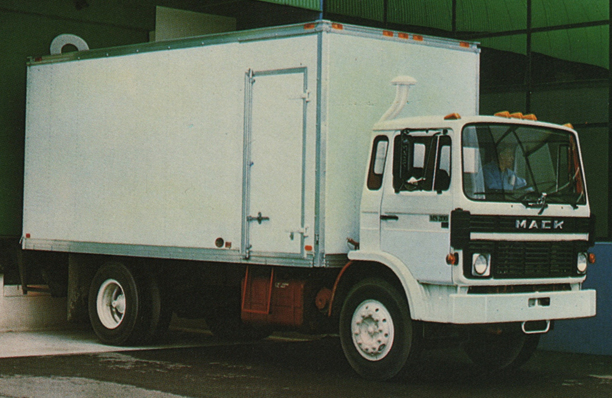 White 1981 Mack Truck Mid-Liner